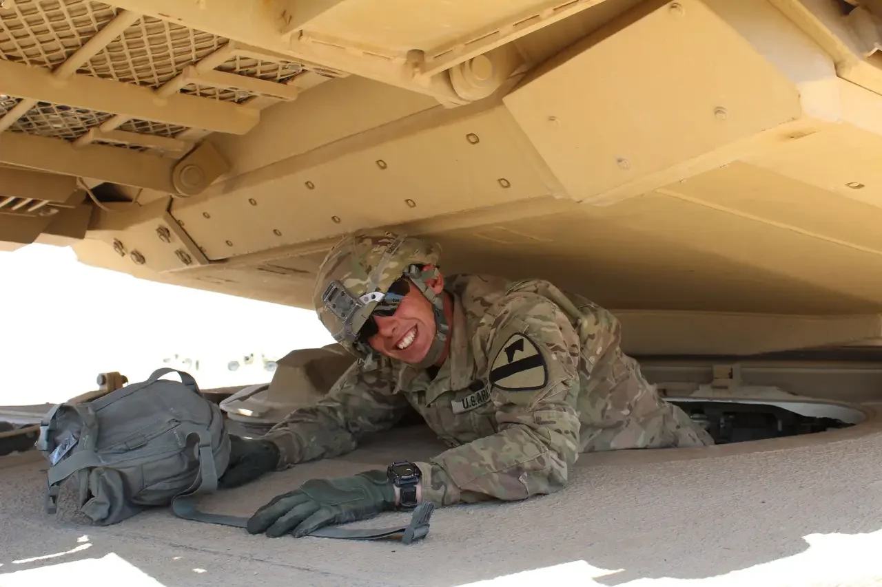 Наиболее опасное положение для механика-водителя