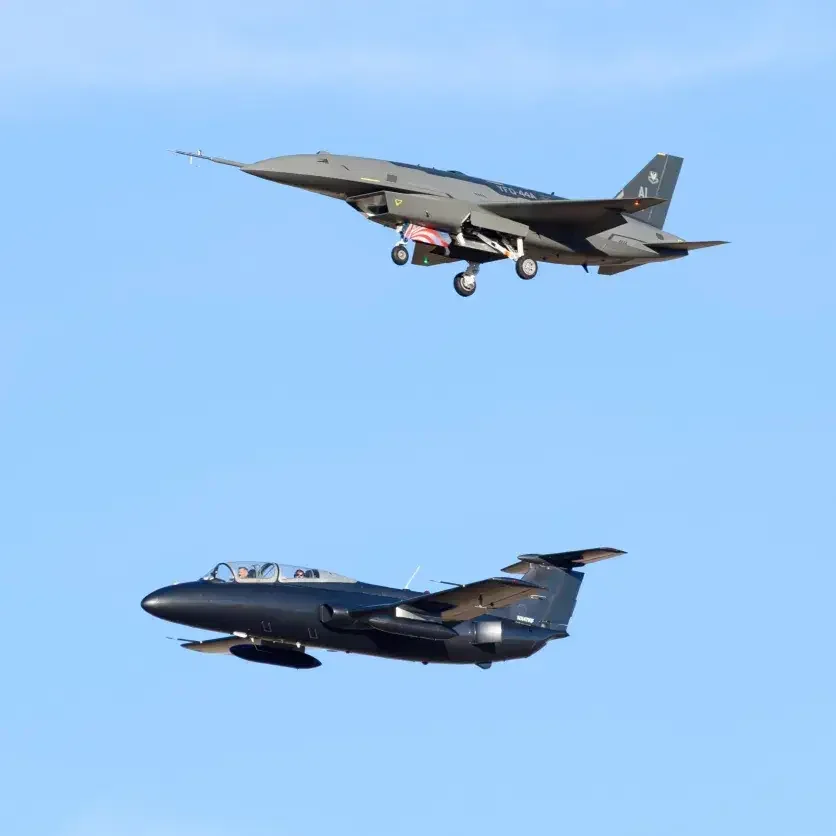 Прототип YFQ-44A в сопровождении