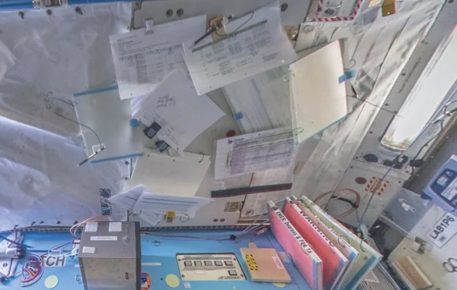 Бумажные документы на МКС