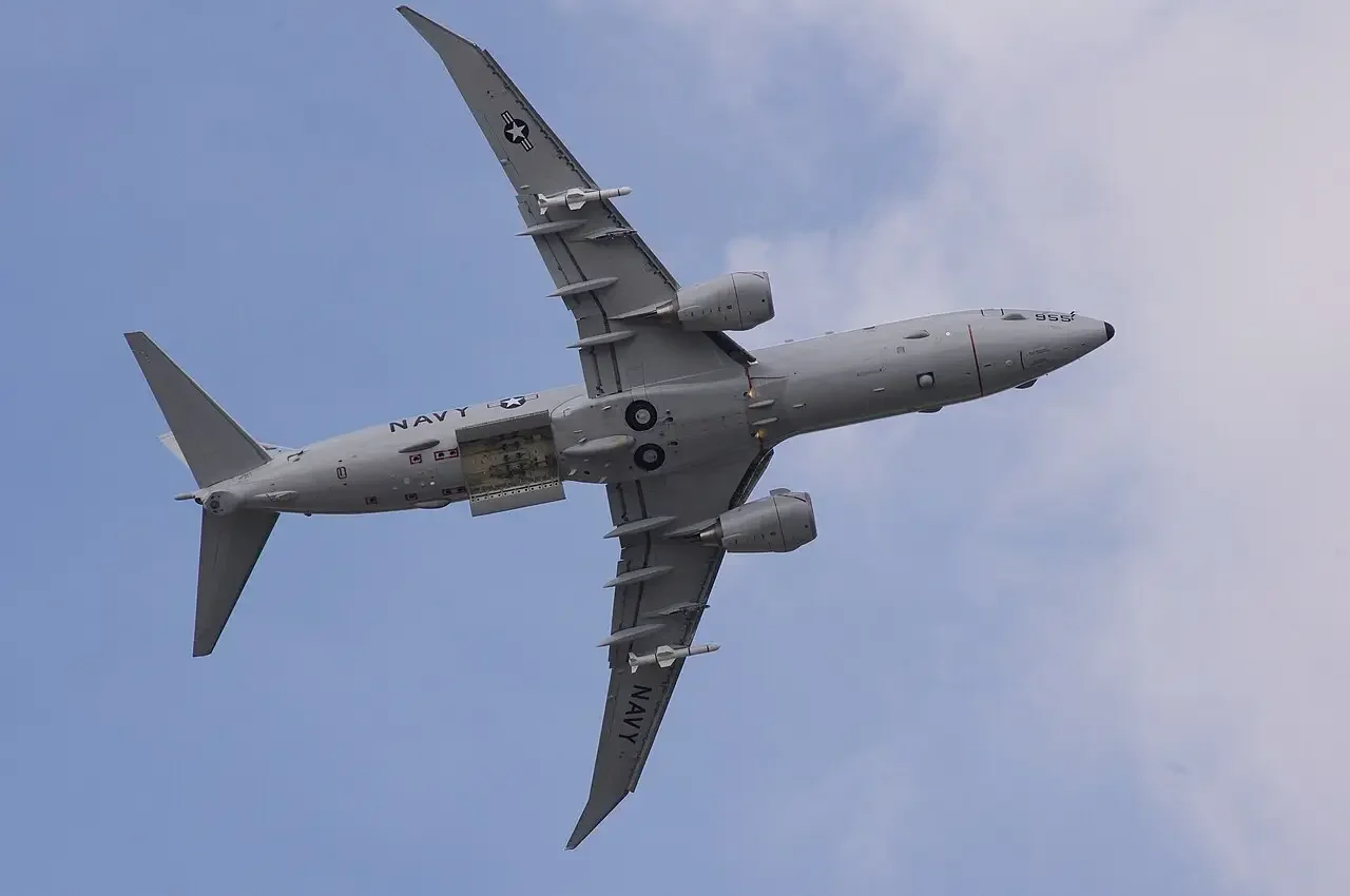 P-8A в полёте. Под крылом подвешены две ракеты AGM-84. Грузоотсек фюзеляжа открыт
