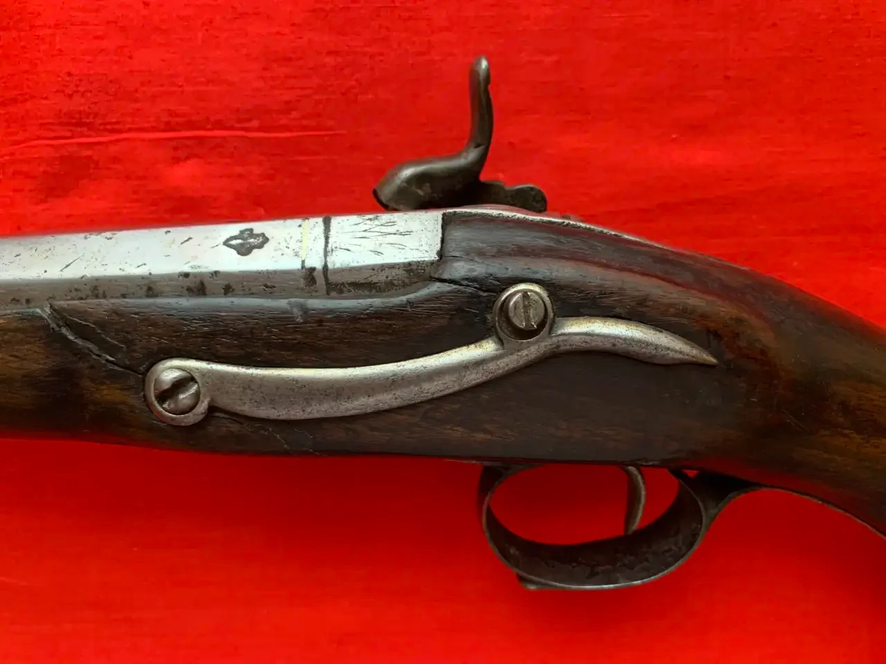 Пистолет. Вид слева. На стволе клеймо – лилия