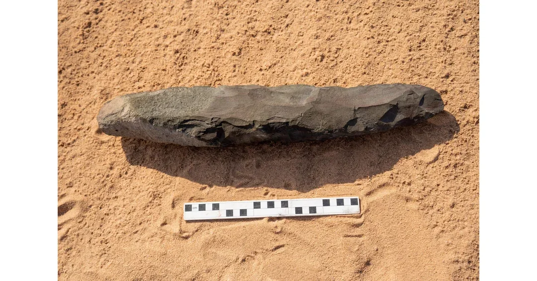 Гигантский каменный топор