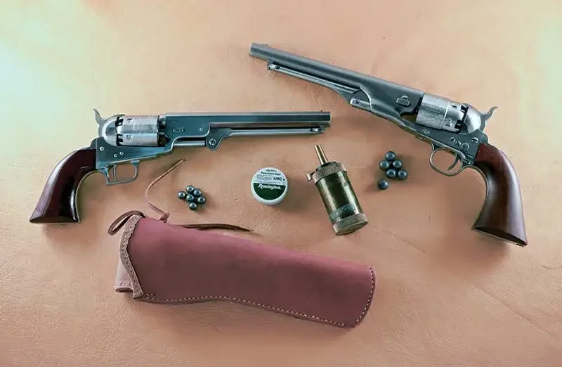 «Кольты» второго поколения из нержавеющей стали со всем необходимым для их эксплуатации