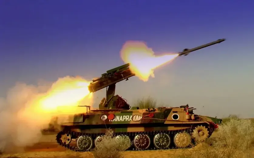 Пуск ЗУР индийского ЗРК «Стрела-10М»