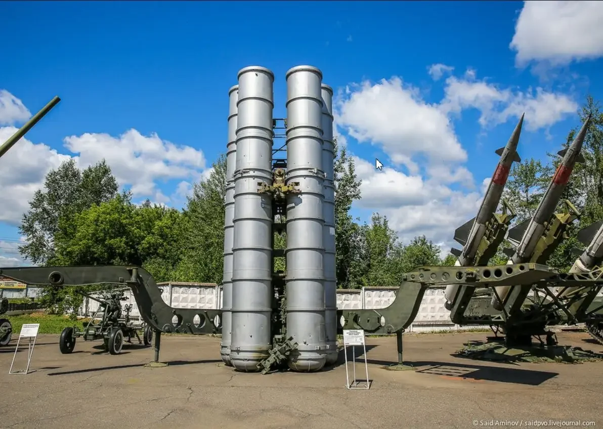 Пусковая установка 5П85-1 С-300ПТ на буксируемом шасси