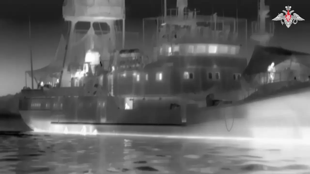 Украинский корабль в объективе российского БЭК. Фото Минобороны РФ