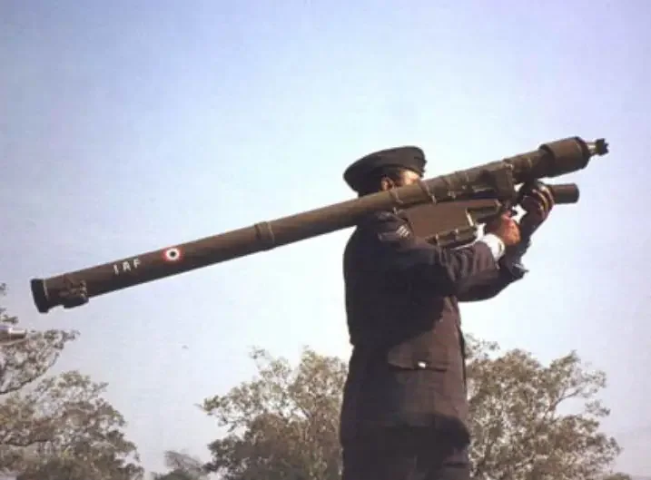 Индийский военнослужащий с ПЗРК «Игла-1Э»