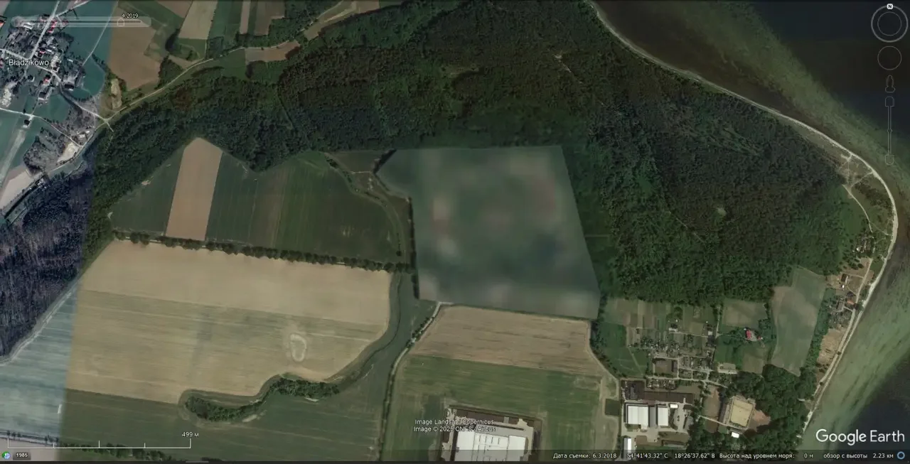 Спутниковый снимок Google Earth: заблюренная позиция мобильного ЗРК Newa-SC в 3 км восточней польского города Пуцк