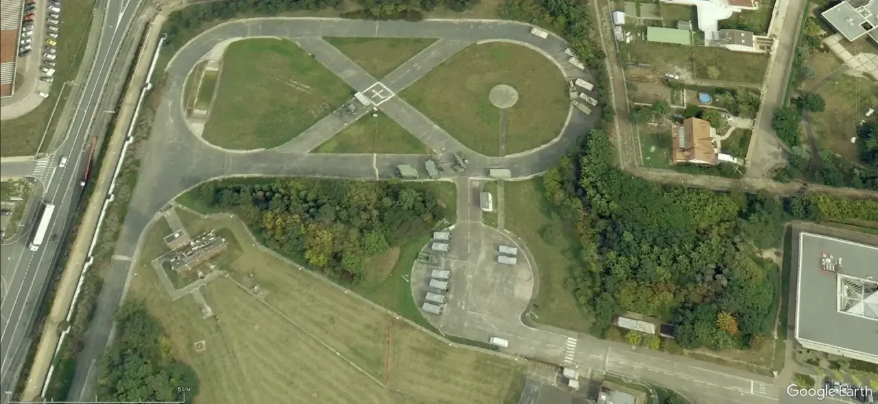 Спутниковый снимок Google Earth: ЗРК «Crotale-NG» и обзорная РЛС в окрестностях Орлеана