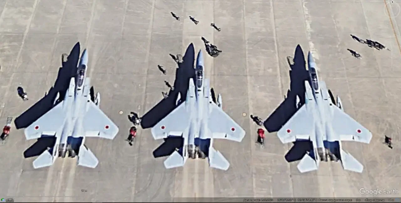 Спутниковый снимок Google Earth: японские истребители F-15J и обслуживающий их персонал на авиабазе Наха
