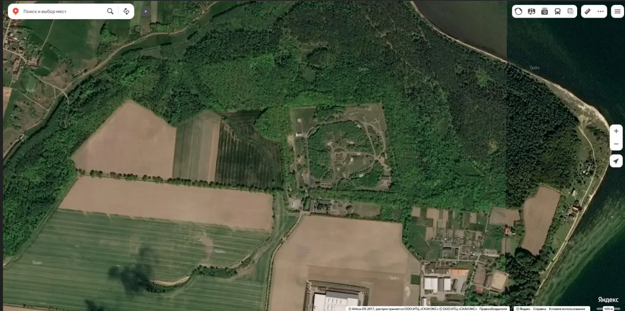 Спутниковый снимок Яндекс Спутник: тот же участок местности в 3 км восточней польского города Пуцк