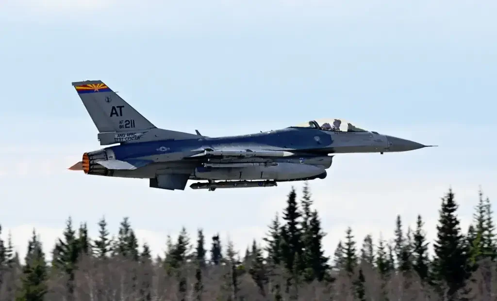 Истребитель F-16 с "Сердитым котенком"