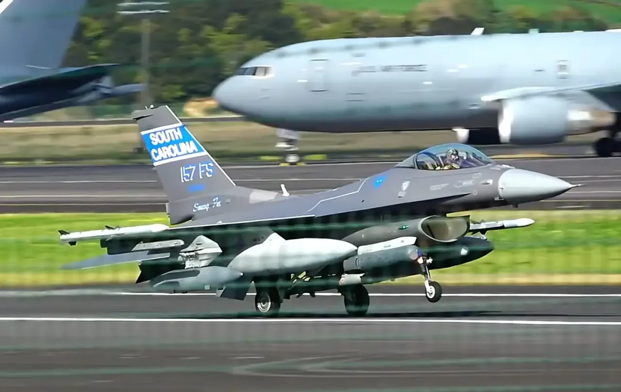 Истребитель F-16 с опознавательными знаками