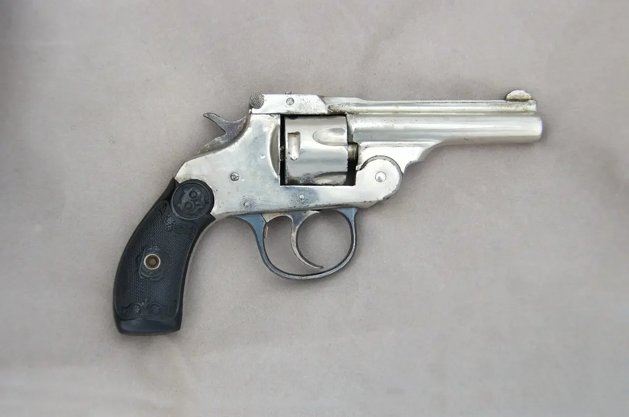 Этот же револьвер. Вид справа