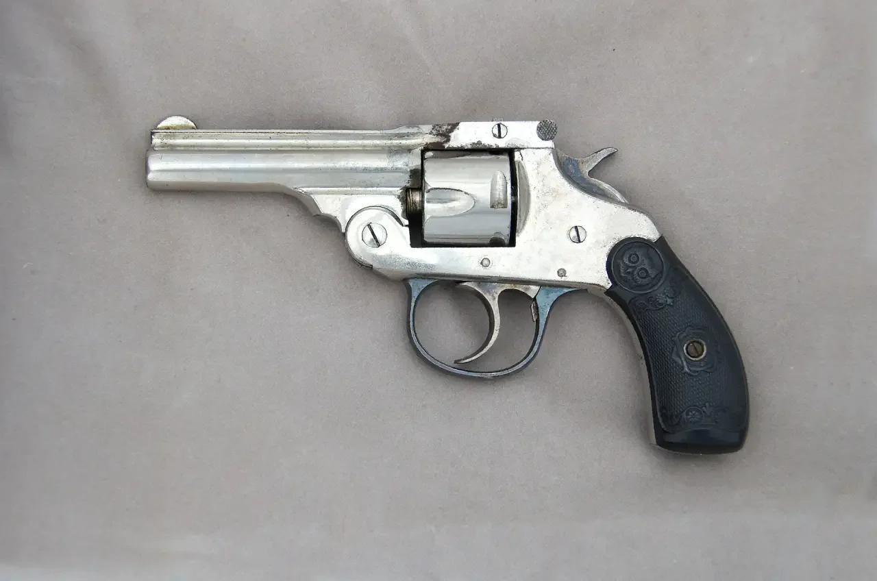 Почему Револьвер Айвер Джонсон Считается Самым Безопасным? Узнайте Все Подробности!