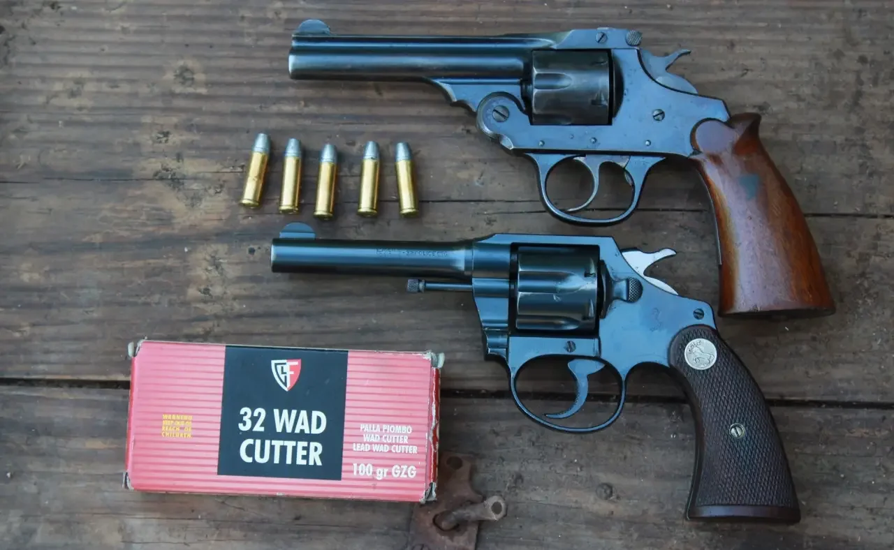 Вверху «Айвер Джонсон», внизу «Кольт-Полис позитив» М1905