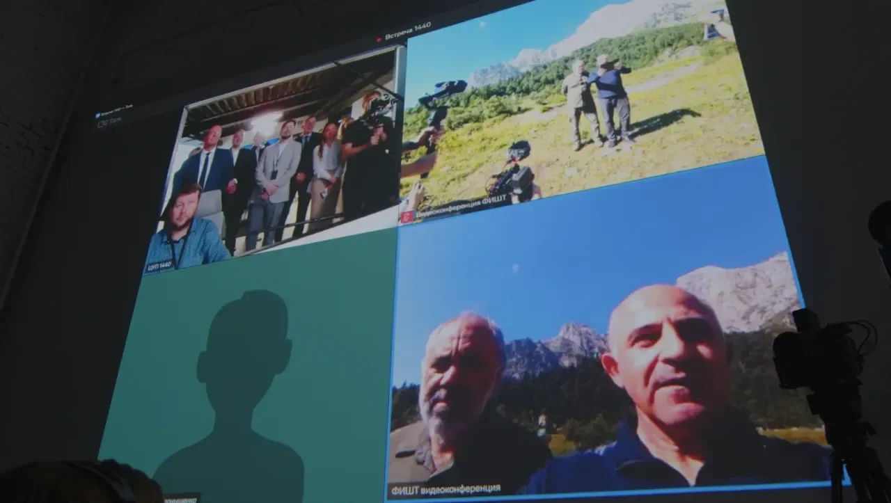 Первый сеанс связи через спутник «Рассвет»