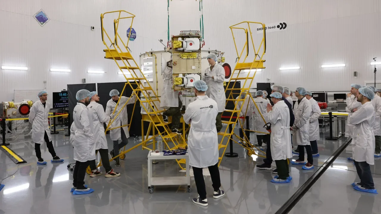 Команда и спутники