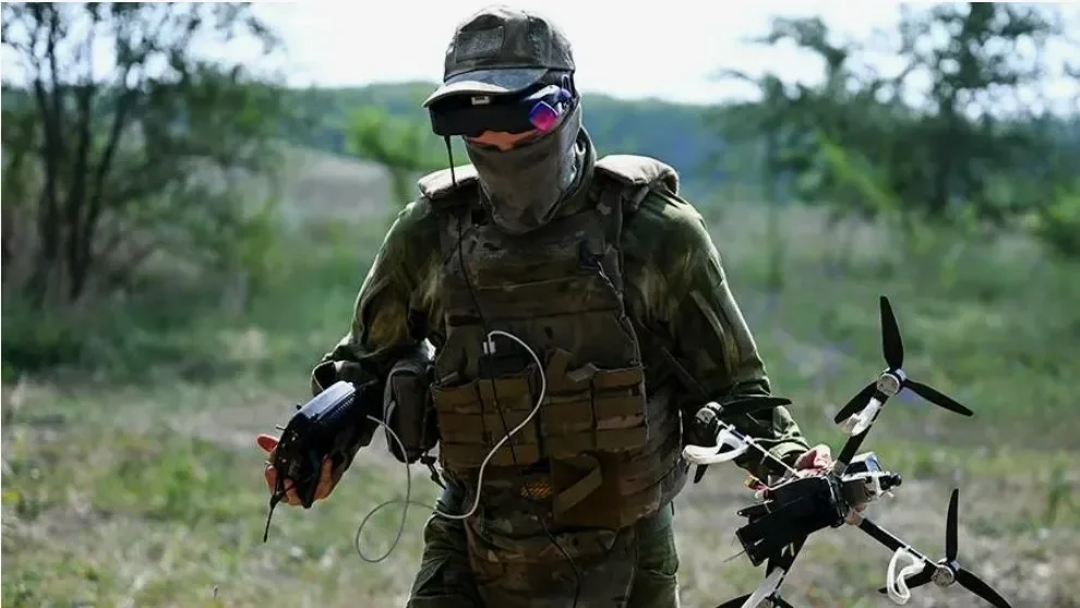 Дрон с оптоволоконным кабелем