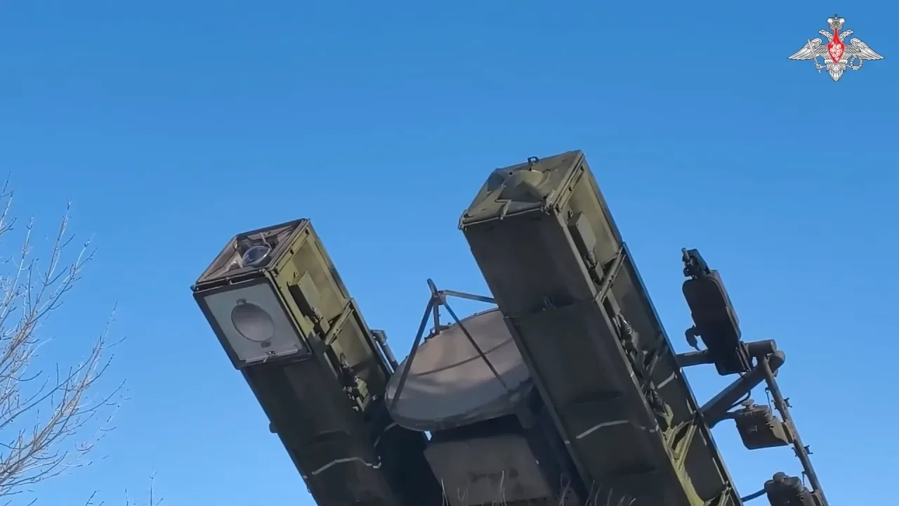 Два ТПК ракет и антенна автомата оценки зоны