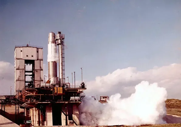 Баллистическая ракета средней дальности Blue Streak на стартовой позиции