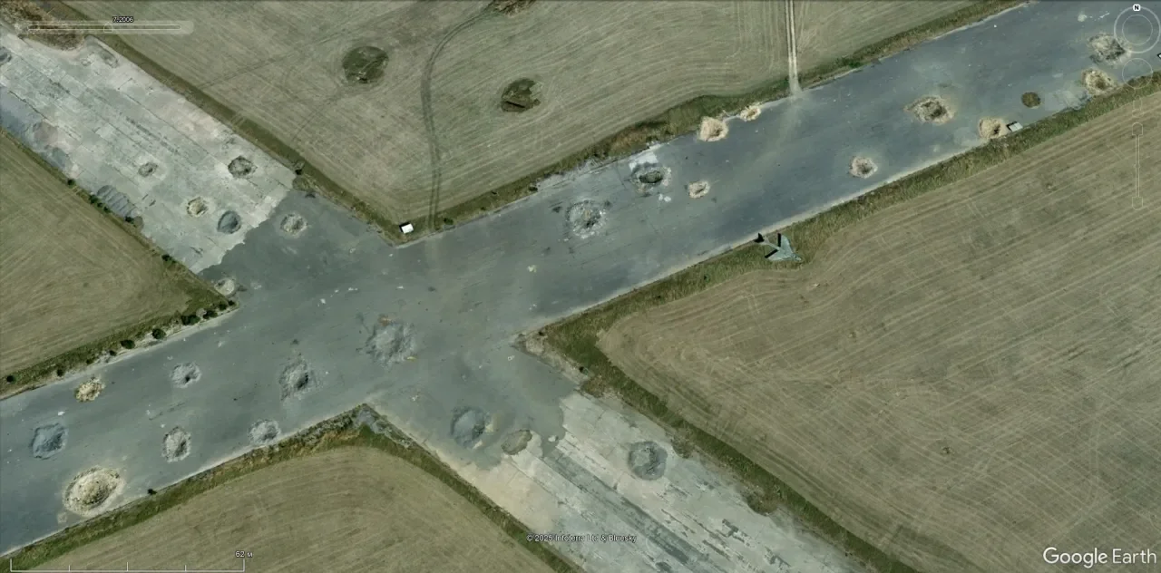 Спутниковый снимок Google Earth: воронки от авиабомб на взлётно-посадочной полосе