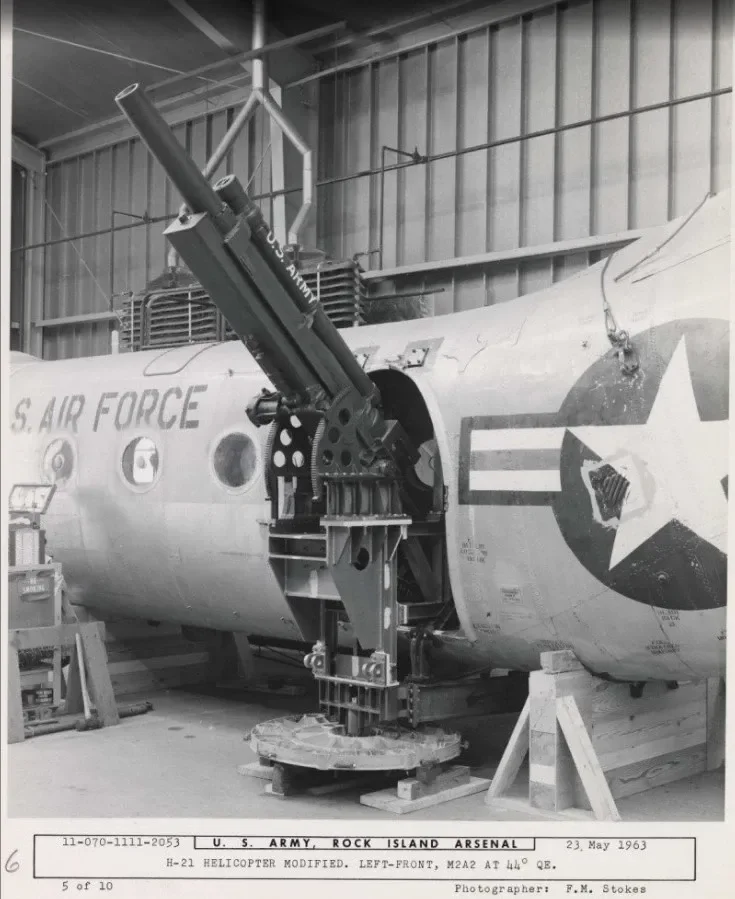Вертолет H-21 с 105-мм гаубицей