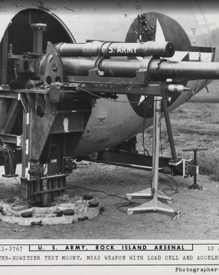 Вертолет H-21 с 105-мм гаубицей