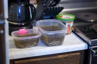 Будущее упаковки: биоплёнка из отходов сделает мир чище и безопаснее!