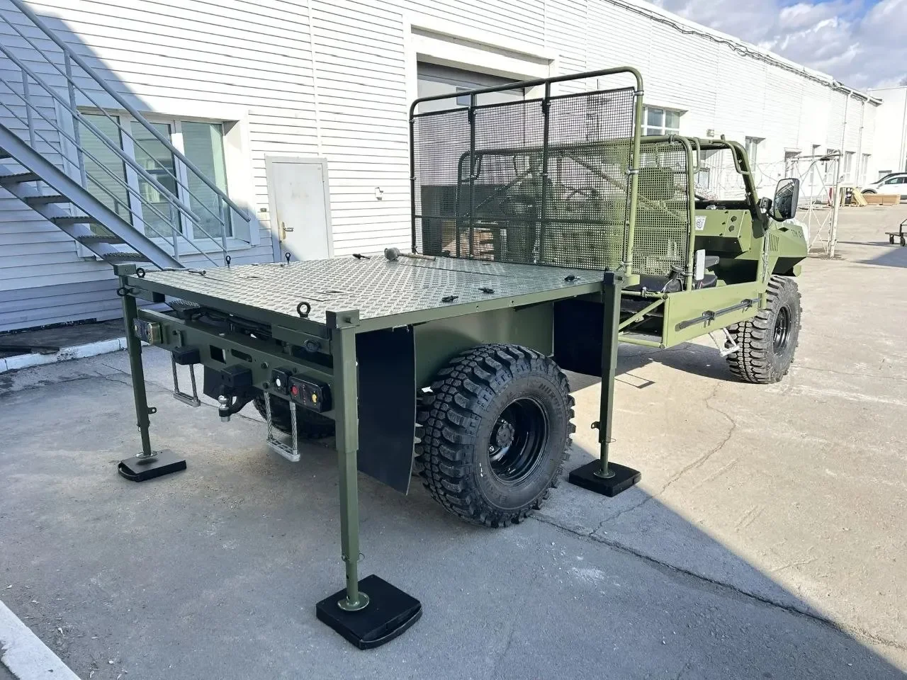 Домкраты опущены для стрельбы с места