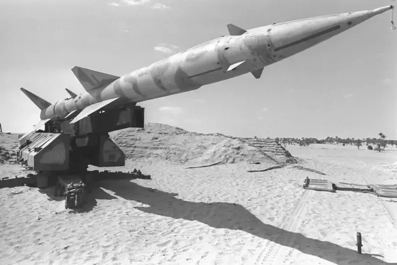 Зенитная ракета В-750В на пусковой установке