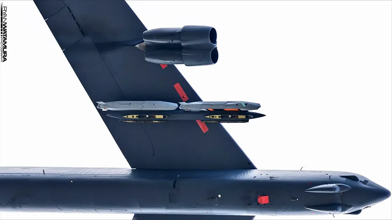 Изделия LRSO под крылом B-52H, ноябрь 2025 г.