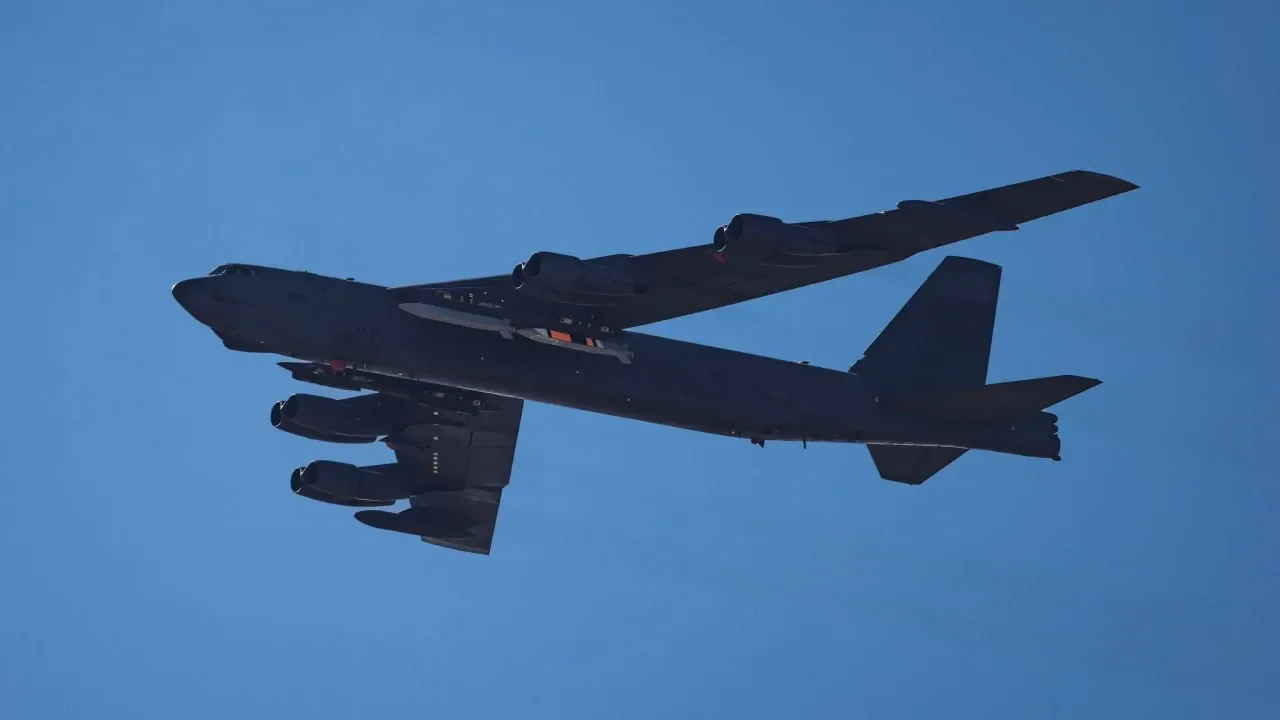 B-52H с опытными ракетами, март 2026 г.