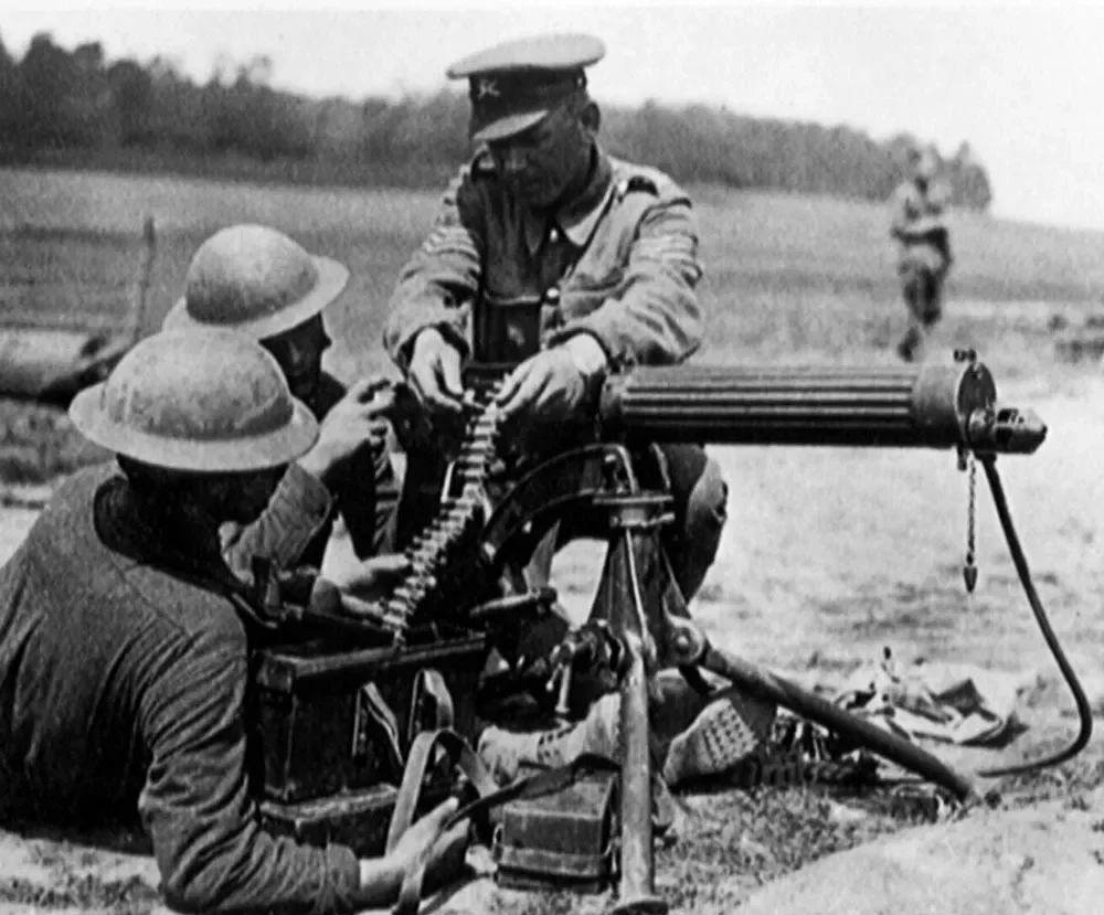 Эта фотография, сделанная около 1916 года, запечатлела американских солдат, проходящих обучение обращению с пулеметом Виккерс под руководством британского инструктора.