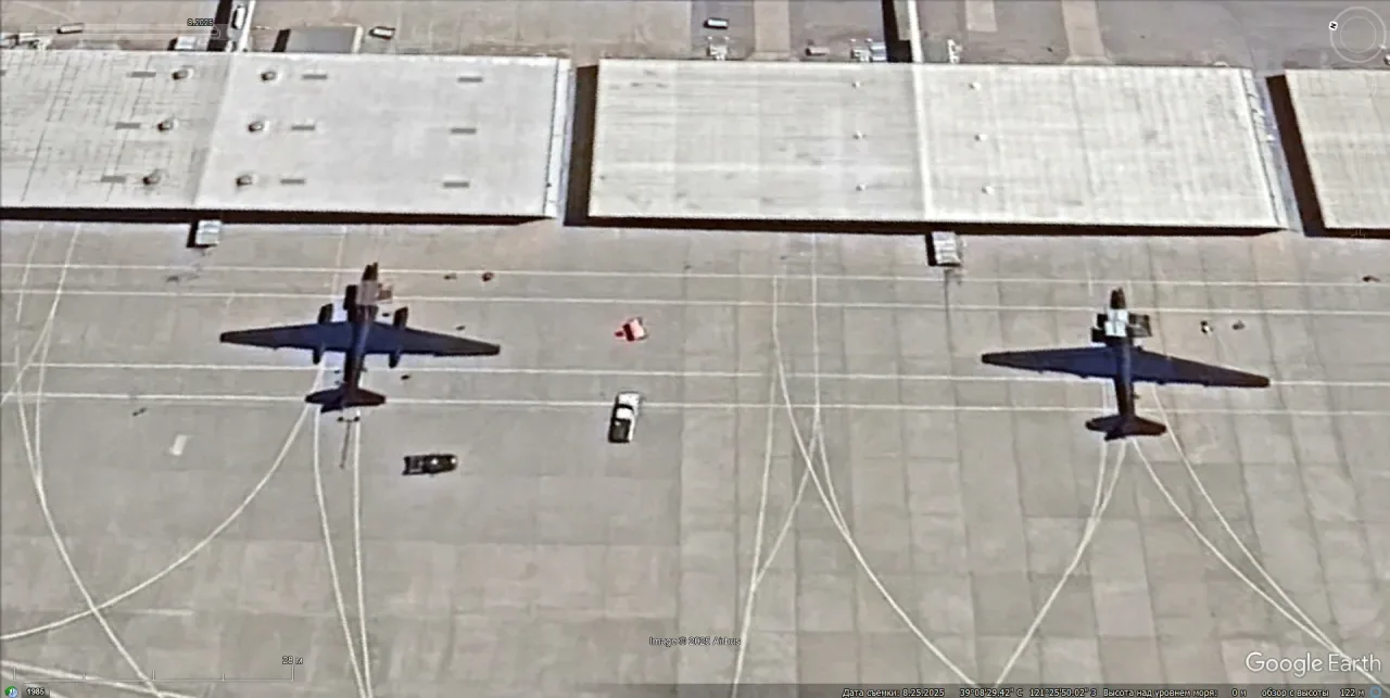 Спутниковый снимок Google Earth: самолёты U-2S на авиаба