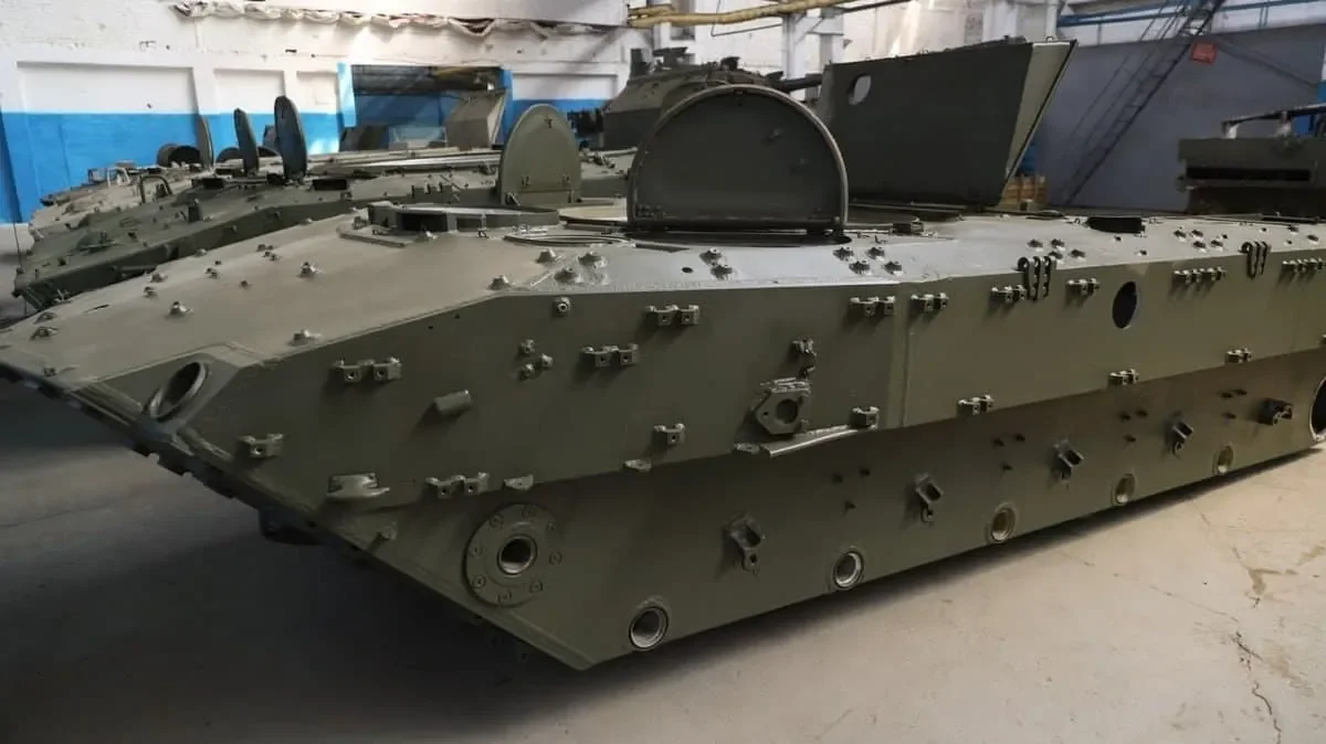 Корпуса для модернизированных БМД-2 в цехе завода-изготовителя. Осень 2025 г.