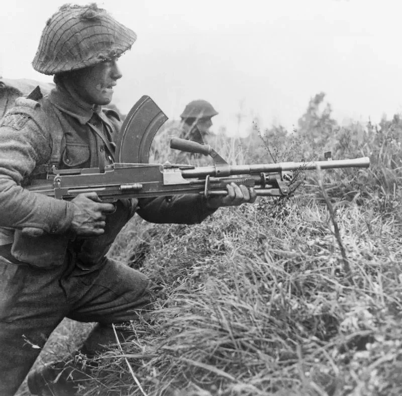 Солдат британской армии с ручным пулеметом Bren.