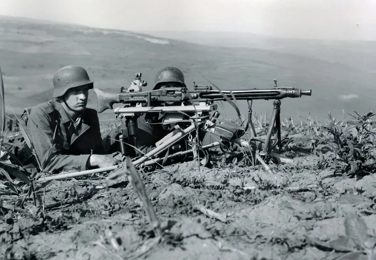 Солдаты вермахта с пулеметом MG 42, 1944 год
