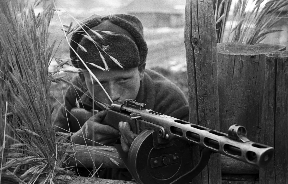 Боец РККА с пистолетом-пулеметом Шпагина (ППШ-41)