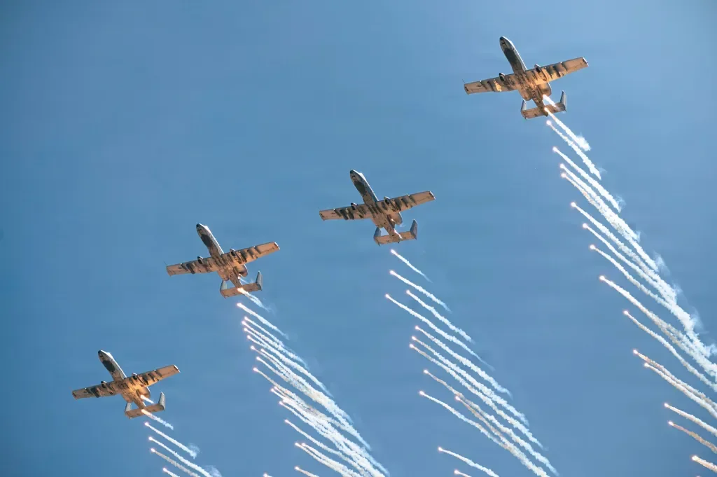 Четыре самолета A-10C из 357-й истребительной эскадрильи сбрасывают осветительные ракеты над полигоном недалеко от Хила-Бенд, штат Аризона, 1 мая 2026 года