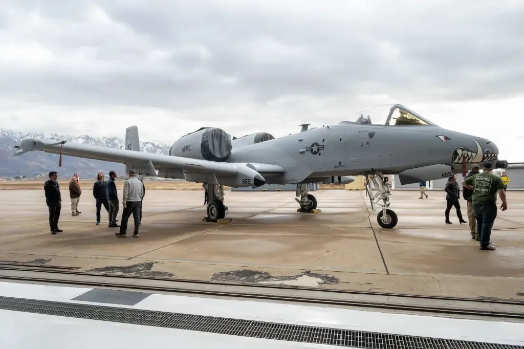 Самолет A-10C стоит рядом с ангаром во время церемонии «Hawg Out», 12 февраля 2026 года, на базе ВВС США «Хилл», штат Юта