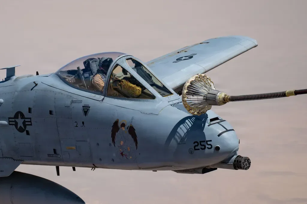 Самолет A-10C Thunderbolt II ВВС США дозаправляется от самолета HC-130J Combat King II в зоне ответственности Центрального командования США, 9 мая 2026 года