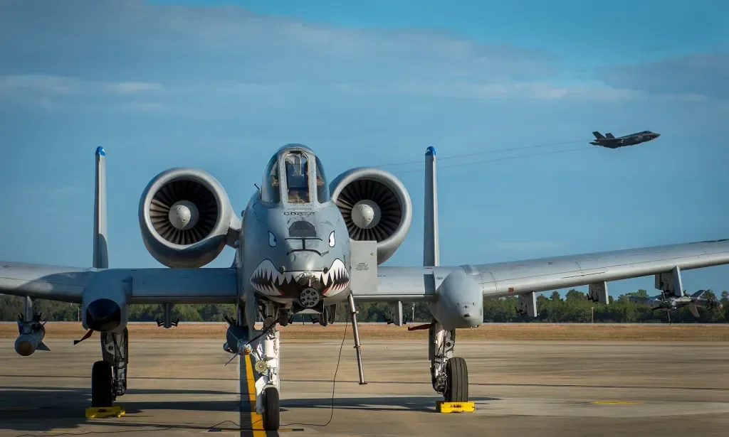 Истребитель F-35A Lightning II пролетает мимо штурмовика A-10 Thunderbolt II на авиабазе Эглин, штат Флорида