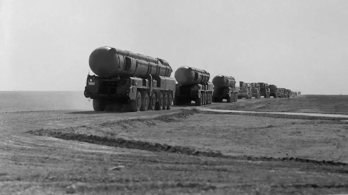 Колонна мобильных грунтовых ракетных комплексов РСД-10 «Пионер» (по классификации НАТО — SS-20)