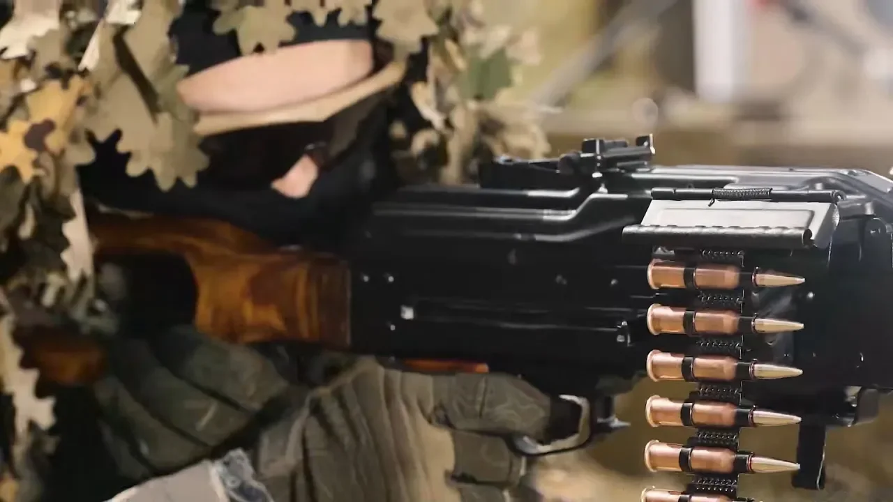 Пулемёт с патронами СЦ-228 в ленте