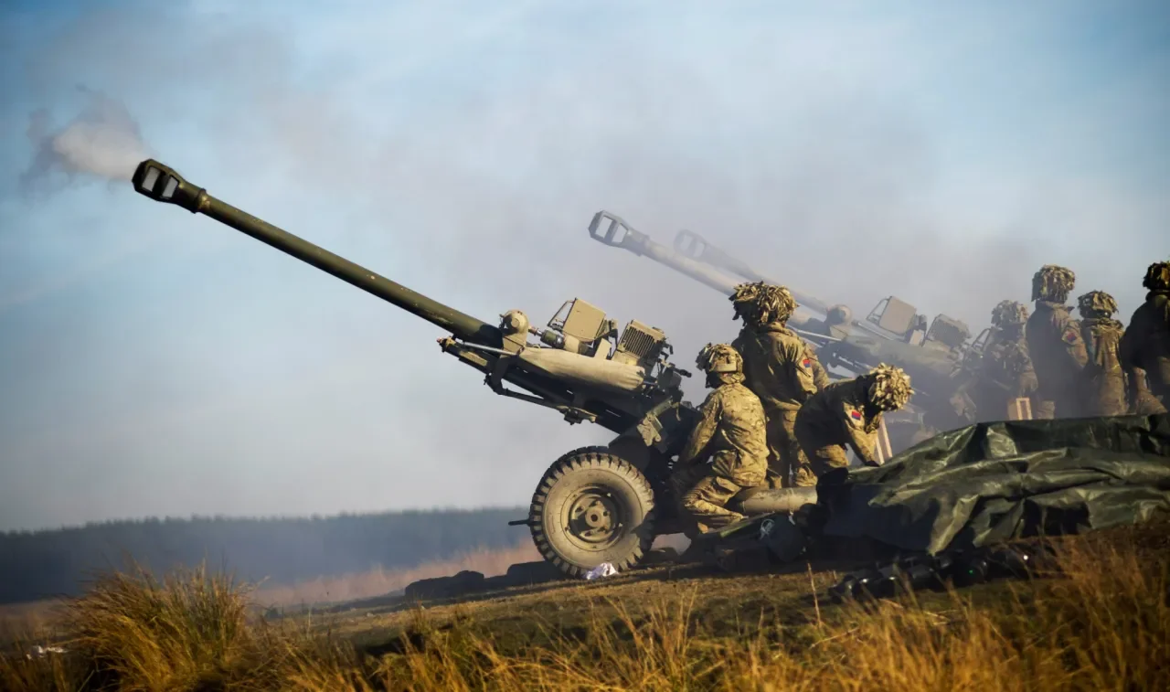 105-мм лёгкие гаубицы L118, используемые британской Королевской артиллерией во время учений