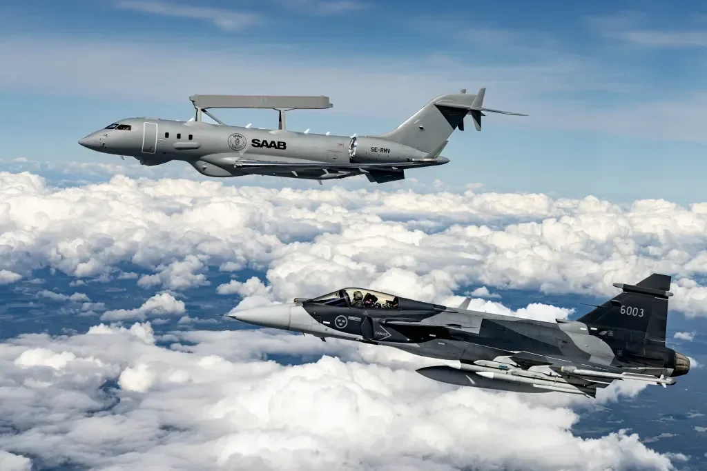 Saab Gripen E летит рядом с GlobalEye