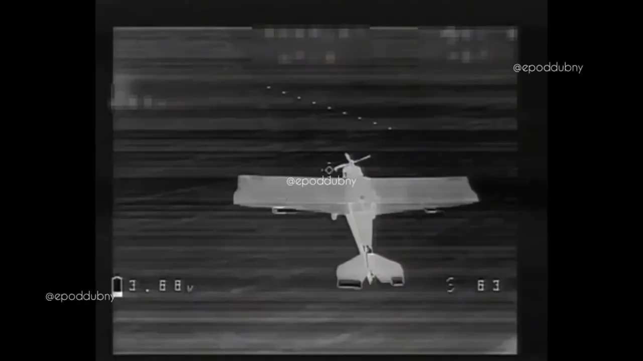 БПЛА E-300 за мгновение до поражения российским беспилотником-перехватчиком.