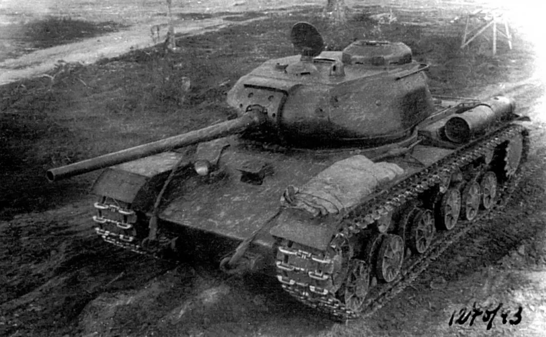 КВ-85 был редкостью на фронте и представлял собой переходную модель к серии ИС