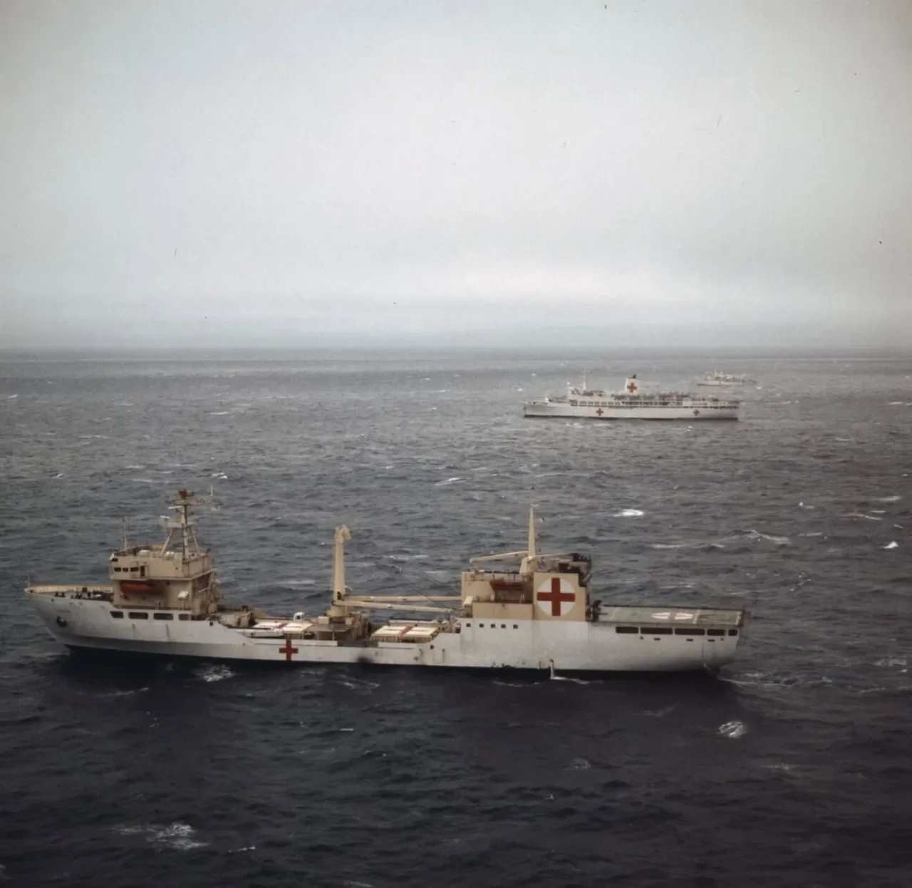 ARA Bahía Paraíso, HMHS Uganda и HMS Hecla в районе Red Cross Box